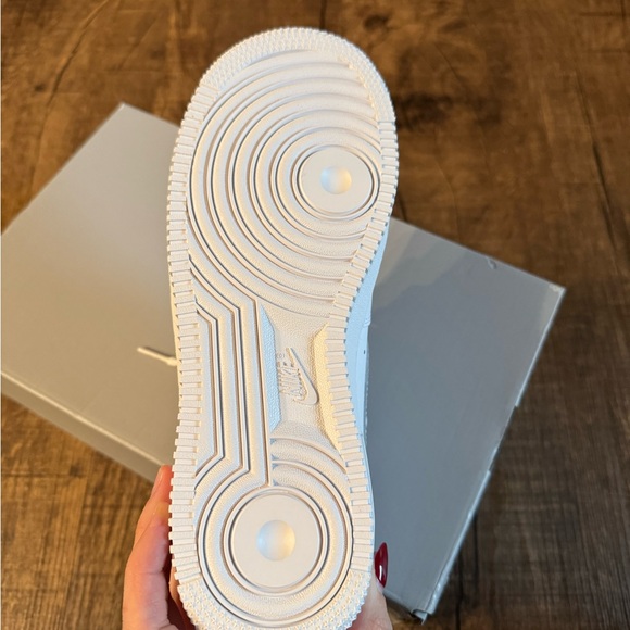 White Nike Air Force 1 - Picture 4 of 6